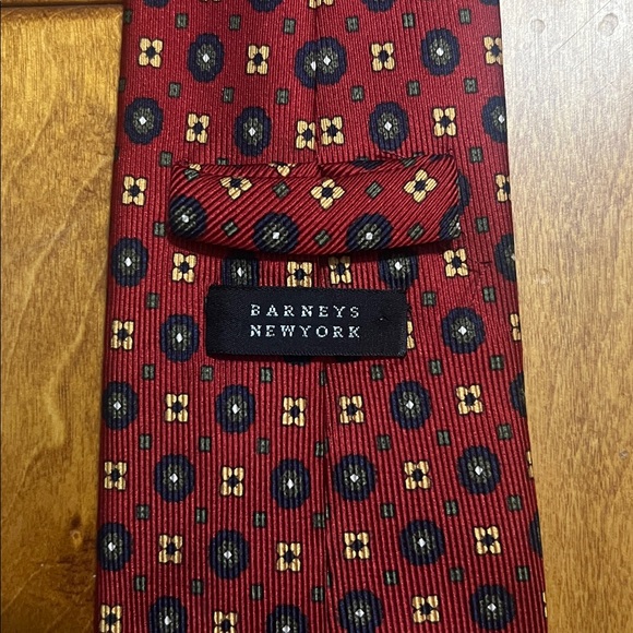 Barneys New York 100% Silk Red Geometric Men's Tie Handmade in Italy - Picture 4 of 5